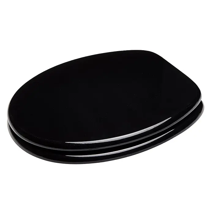 SANILO WC-Sitz Schwarz - MDF, Schwarz, Ohne Absenkautomatik - Geschlossener, glänzendschwarzer Toilettensitz, der seine glatte, reflektierende Oberfläche hervorhebt.