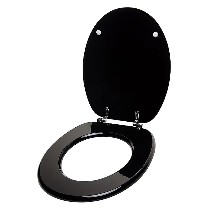 SANILO WC-Sitz Schwarz - MDF, Schwarz, Ohne Absenkautomatik - Glänzender schwarzer Toilettensitz mit offenem Deckel, der die ovale Sitzfläche und polierte Metallscharniere zeigt.