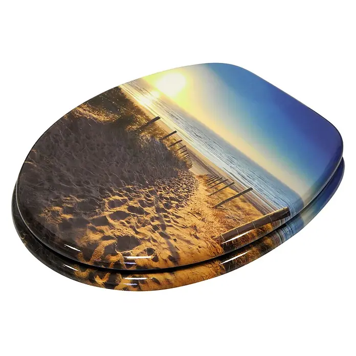 SANILO WC-Sitz Düne - MDF, Braun, Ohne Absenkautomatik - Glänzender Toilettensitz mit lebendigem Strandsonnenuntergang-Print, mit Sand, Meer und Holzpfählen.