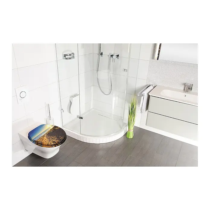 SANILO WC-Sitz Düne - MDF, Braun, Ohne Absenkautomatik - Moderne Toilette mit einem farbenfrohen Toilettensitz mit Strand- und Sonnenuntergangsmotiv, in einem Bad.