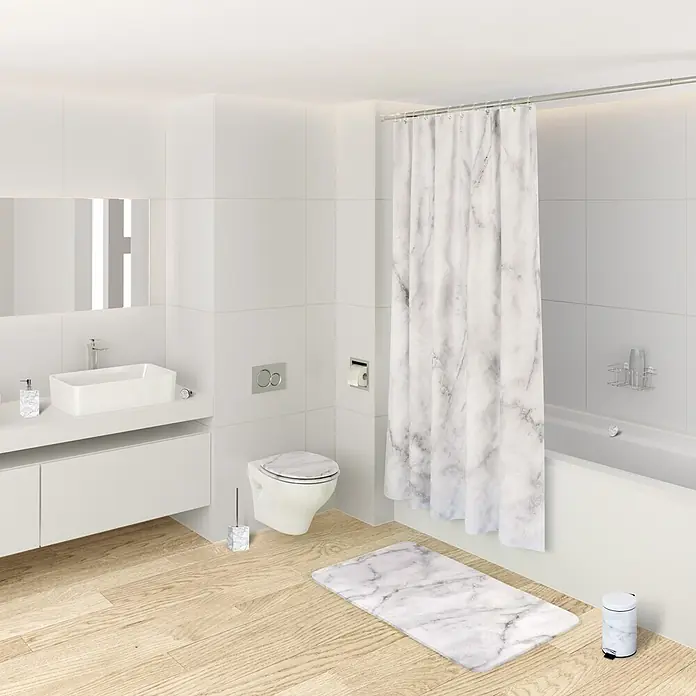 SANILO WC-Sitz Marmor - MDF, Grau, Ohne Absenkautomatik - Marmorierte Duschvorhang, Badematte und Accessoires in einem modernen weißen Bad mit Holzfußboden.