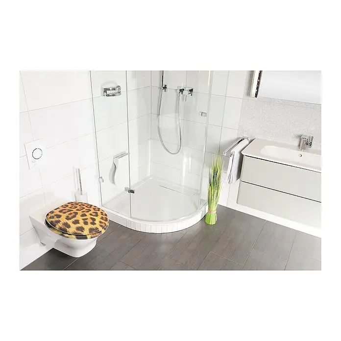 SANILO WC-Sitz Leopardenfell - MDF, Braun, Ohne Absenkautomatik - Leopardenmuster Toilettensitz auf einer Toilette in einem modernen Badezimmer.
