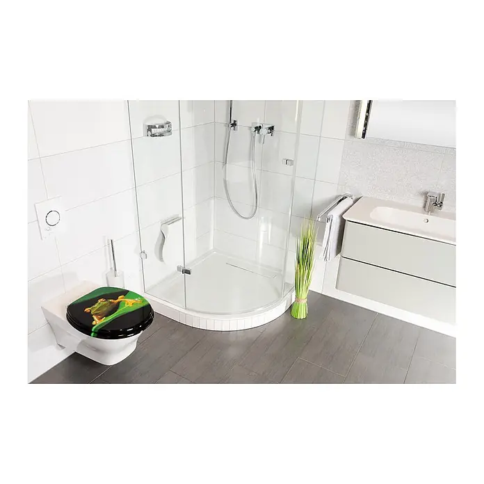 SANILO WC-Sitz Frosch-Grün - MDF, Grün, Ohne Absenkautomatik - Schwarzer Toilettensitz mit lebhaftem grünen Froschmotiv, auf einem weißen Wand-WC in einem modernen Bad.