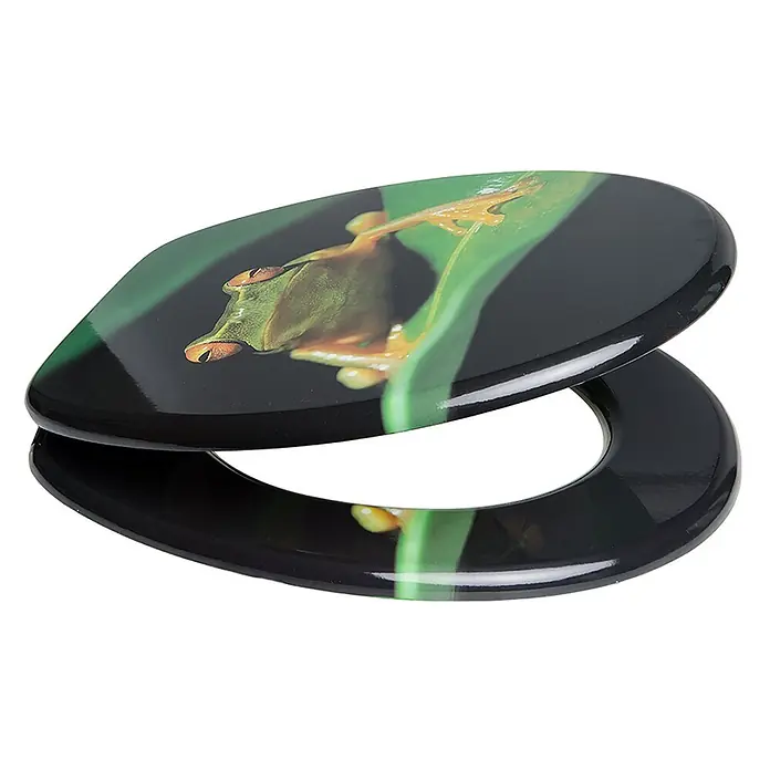 SANILO WC-Sitz Frosch-Grün - MDF, Grün, Ohne Absenkautomatik - Schwarzer, glänzender Toilettensitz mit lebhaftem Froschdesign auf einem Blatt.