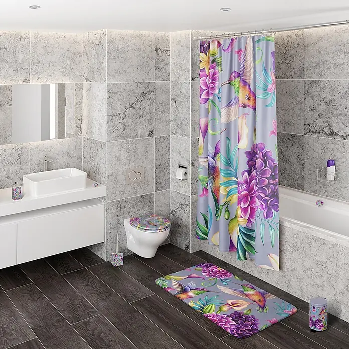 SANILO WC-Sitz Kolibri - MDF, Lila, Ohne Absenkautomatik - Badezimmer, dekoriert mit einem passenden Badeset mit lebhaften Kolibri- und Blumenmustern.