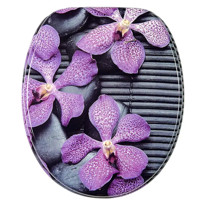 SANILO WC-Sitz Vanda - MDF, Violett, Ohne Absenkautomatik - Toilettendeckel mit lila Orchideen, schwarzen Kieselsteinen und schwarzem Lattenmuster.