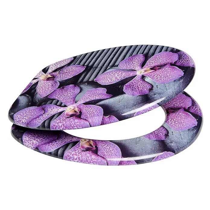 SANILO WC-Sitz Vanda - MDF, Violett, Ohne Absenkautomatik - Glänzender Toilettensitz mit lila Orchideen auf dunklem, steinähnlichem Hintergrund.