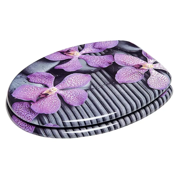 SANILO WC-Sitz Vanda - MDF, Violett, Ohne Absenkautomatik - Glänzende ovale Dose mit lila Orchideenmuster über dunklen Spa-Steinen und Bambus.