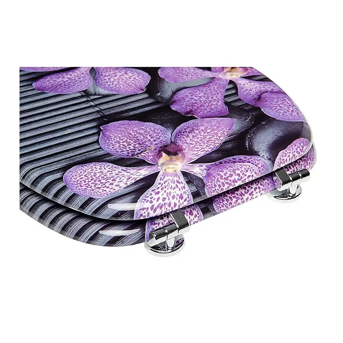 SANILO WC-Sitz Vanda - MDF, Violett, Ohne Absenkautomatik - Toilettensitz mit lila Orchideen- und schwarzen Steinmuster, inklusive Chromscharnieren.