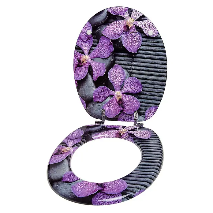 SANILO WC-Sitz Vanda - MDF, Violett, Ohne Absenkautomatik - Offener Toilettensitz mit lila Orchideen auf schwarzen Steinen und dunklem, strukturiertem Muster.