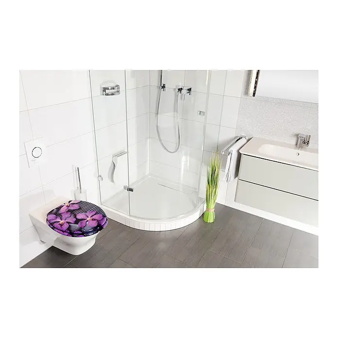 SANILO WC-Sitz Vanda - MDF, Violett, Ohne Absenkautomatik - Lila Orchideen-Muster Toilettensitz auf einer wandhängenden Toilette in einem modernen Bad.