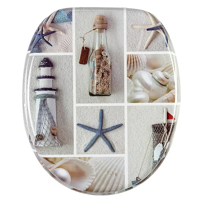 SANILO WC-Sitz Meeresbrise - MDF, Blau, Ohne Absenkautomatik - Toilettensitz mit einer Collage aus Strand- und Marineelementen wie Seesternen, Muscheln, einem Leuchtturm und einer Flaschenpost.