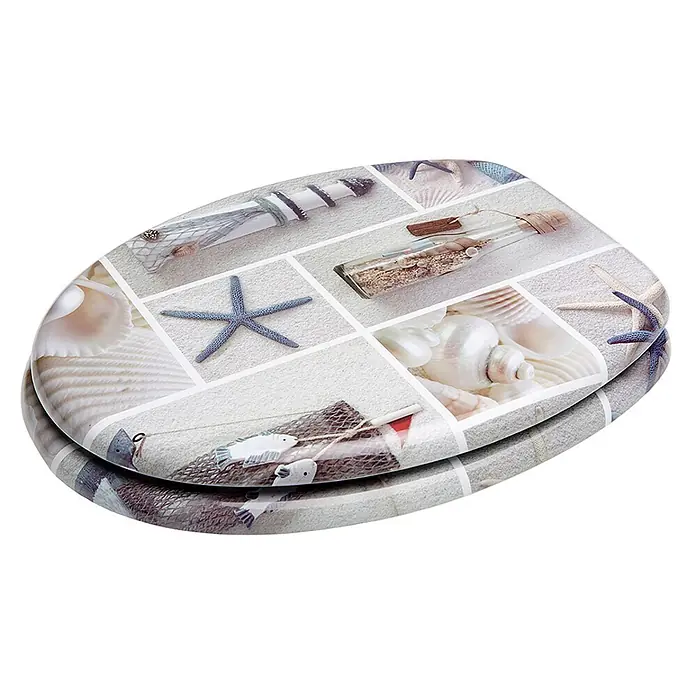 SANILO WC-Sitz Meeresbrise - MDF, Blau, Ohne Absenkautomatik - Toilettensitz mit Strandmotiv-Collage, inklusive Muscheln, Seesternen und Flaschenpost.