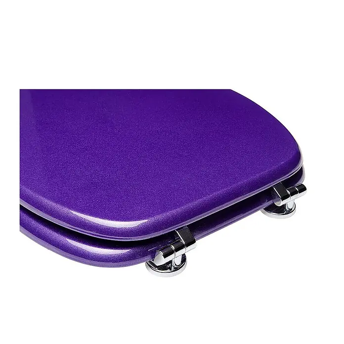 SANILO WC-Sitz Glitzer Lila - MDF, Violett, Ohne Absenkautomatik - Nahaufnahme eines glitzernden, leuchtend violetten Toilettensitzes mit Chromscharnieren.