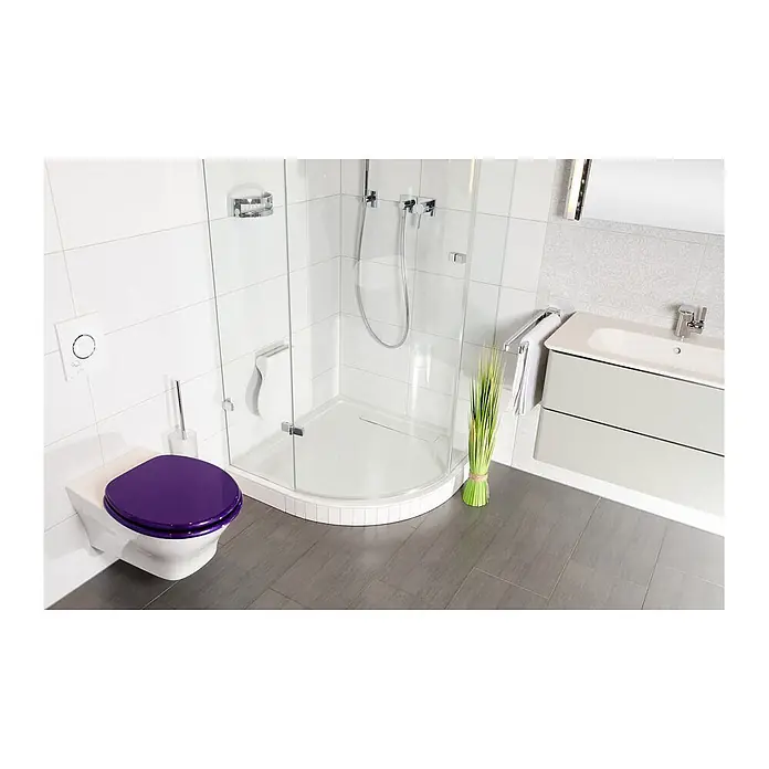 SANILO WC-Sitz Glitzer Lila - MDF, Violett, Ohne Absenkautomatik - Modernes Badezimmer mit wandhängendem WC mit violetter Sitzfläche, eleganter Eckdusche und hellgrauem Waschtischunterschrank.