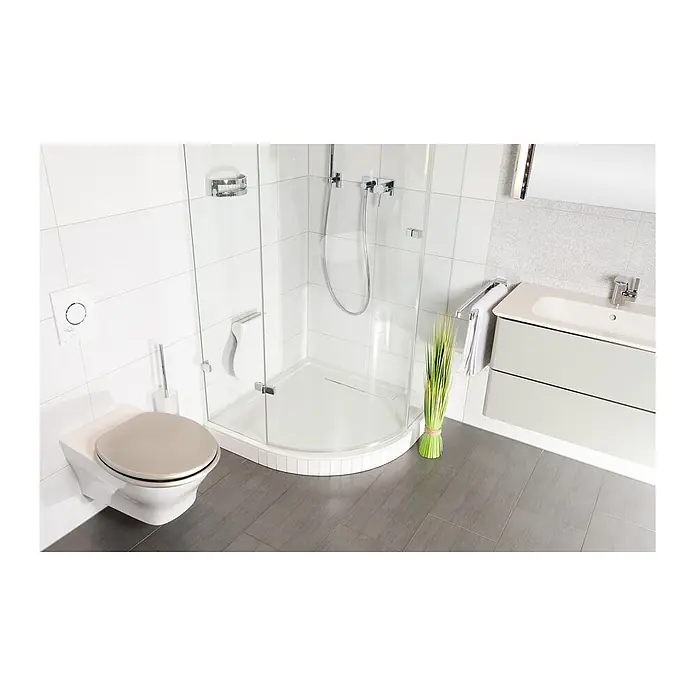 SANILO WC-Sitz Glitzer Silber - MDF, Silberfarben, Ohne Absenkautomatik - Modernes Badezimmer mit wandhängender Toilette und beigem Sitz, Eckduschkabine aus Glas und hellgrauem Waschtischunterschrank.