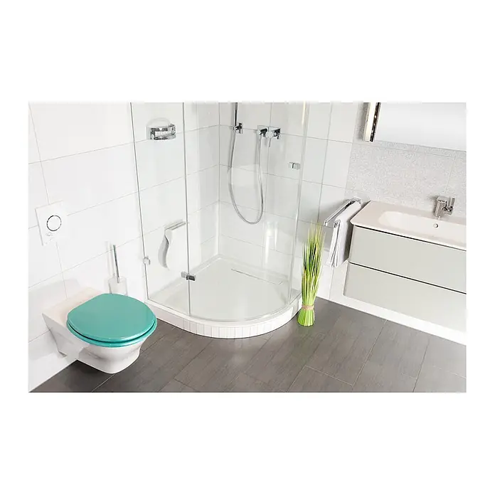 SANILO WC-Sitz Glitzer Türkis - MDF, Türkis, Ohne Absenkautomatik - Wand-WC mit leuchtend grünem Sitz in einem modernen Bad mit Glasdusche und Waschtisch.