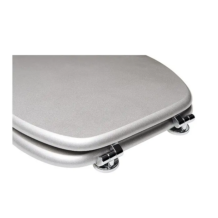 SANILO WC-Sitz Glitzer Silber - MDF, Silberfarben, Ohne Absenkautomatik - Nahaufnahme eines silbergrauen Toilettensitzes mit Chromscharnieren, Deckel und Ring geschlossen.