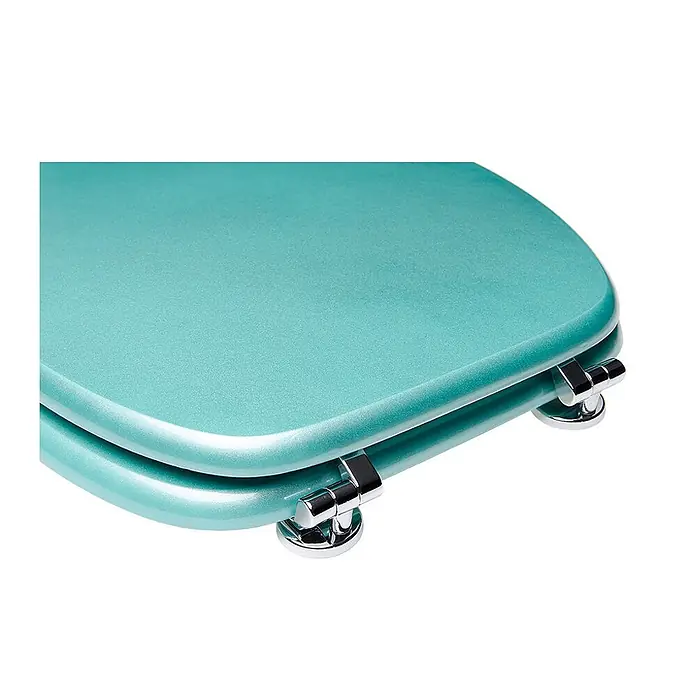 SANILO WC-Sitz Glitzer Türkis - MDF, Türkis, Ohne Absenkautomatik - Nahaufnahme eines glänzenden aquamarinblauen Toilettensitzes mit Chromscharnieren, der Deckel und Ring zeigt.