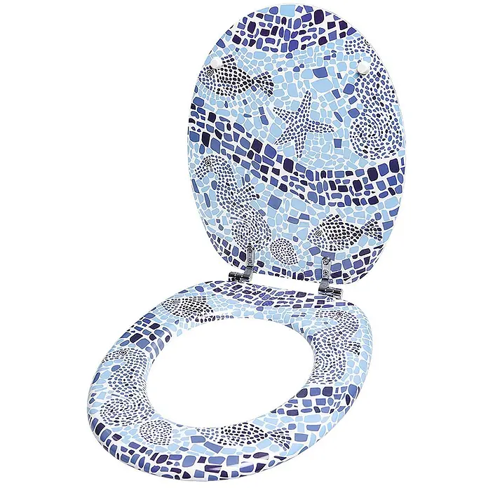 SANILO WC-Sitz Mosaic World - MDF, Blau, Ohne Absenkautomatik - Toilettensitz und -deckel mit blau-weißem Mosaikmuster, das Fische, Seepferdchen und Seesterne zeigt.