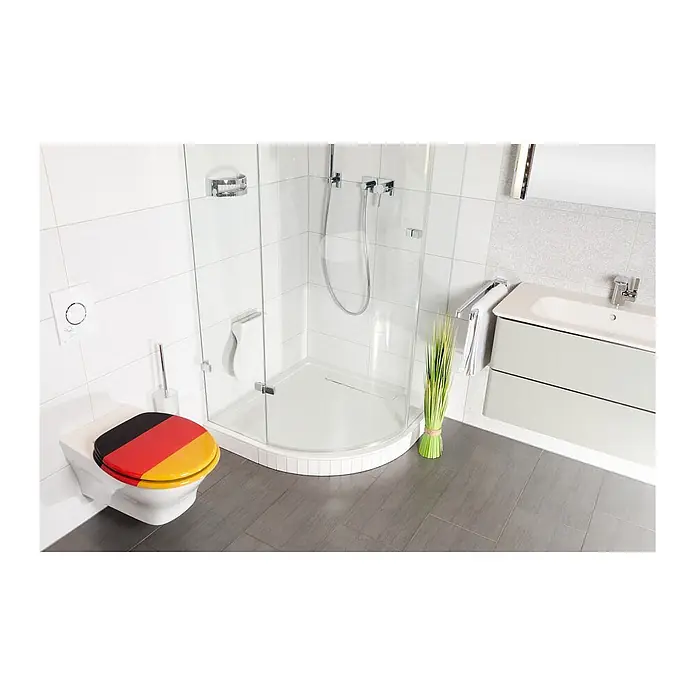 SANILO WC-Sitz Deutschland - MDF, Multicolor, Ohne Absenkautomatik - Toilettensitz mit deutscher Flagge (schwarz, rot, gelb) in einem modernen Badezimmer installiert.