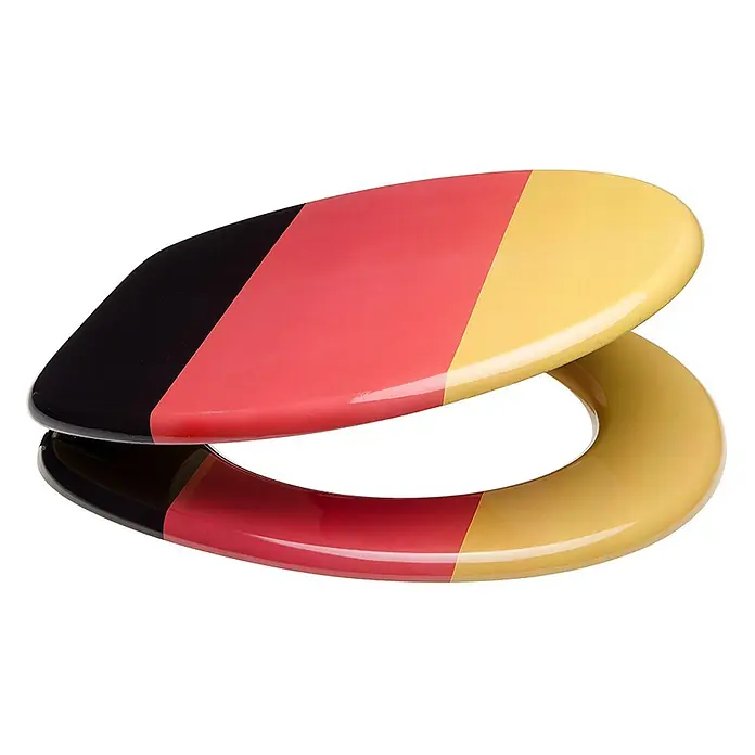 SANILO WC-Sitz Deutschland - MDF, Multicolor, Ohne Absenkautomatik - Toilettensitz mit diagonalen schwarz, rot und gelb Streifen, die der deutschen Flagge ähneln.