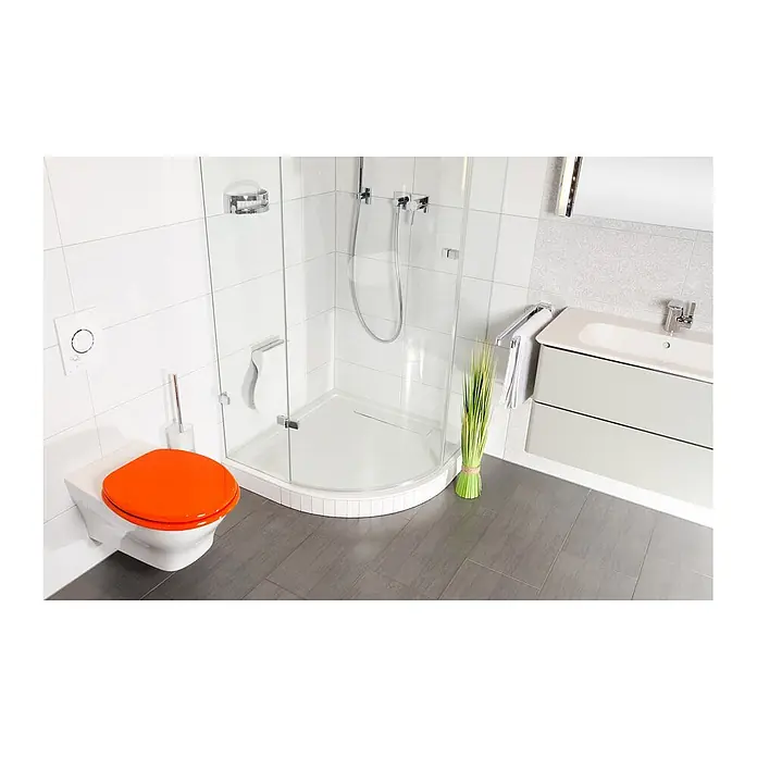 SANILO WC-Sitz Orange mit Schnellverschluss - MDF, Orange, Mit Absenkautomatik - Weißes Wand-WC mit leuchtend orangefarbenem Toilettensitz in einem modernen Badezimmer.