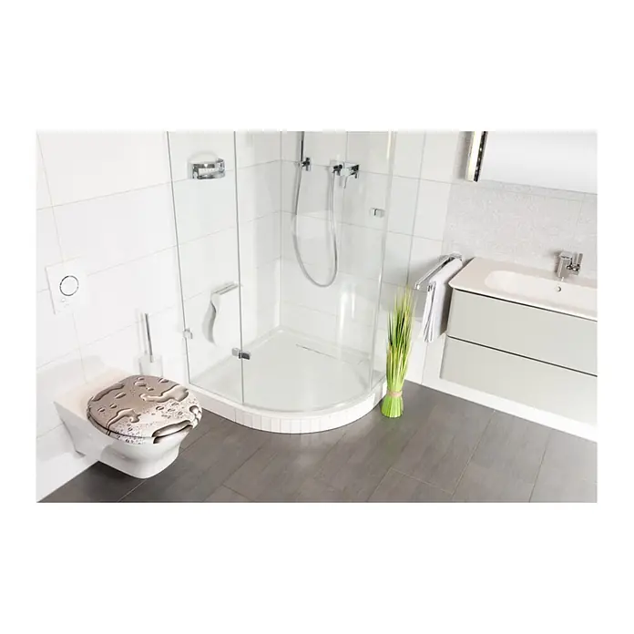 SANILO WC-Sitz Dewdrop - MDF, Grau, Ohne Absenkautomatik - Toilettensitz mit brauner Oberfläche und realistischem Wassertropfenmuster, installiert in einem modernen Badezimmer.