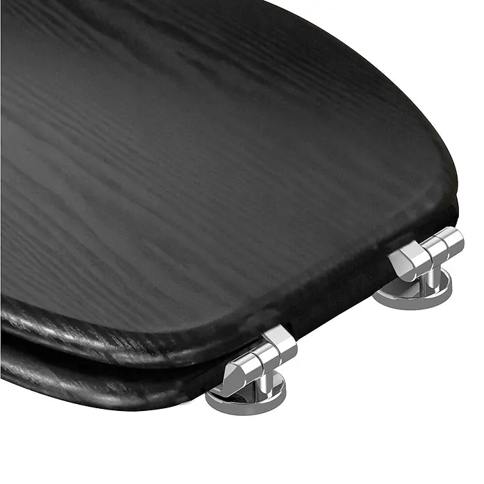 SANILO WC-Sitz Black Wood - MDF, Schwarz, Ohne Absenkautomatik - Schwarzer Toilettensitz mit Holzmaserung und Chromscharnieren, geschlossen.