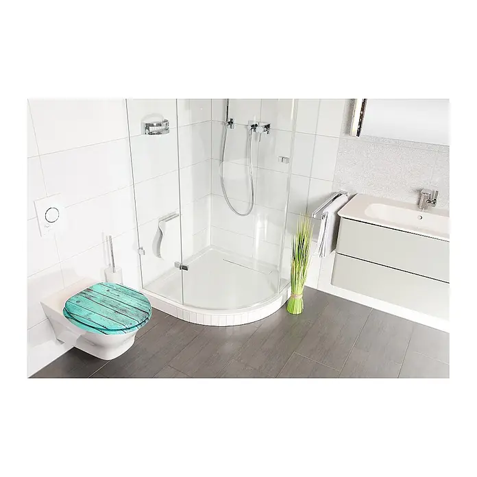 SANILO WC-Sitz Lumber - MDF, Türkis, Ohne Absenkautomatik - Toilettensitz mit türkisem Holzplanken-Design in einem modernen Bad.