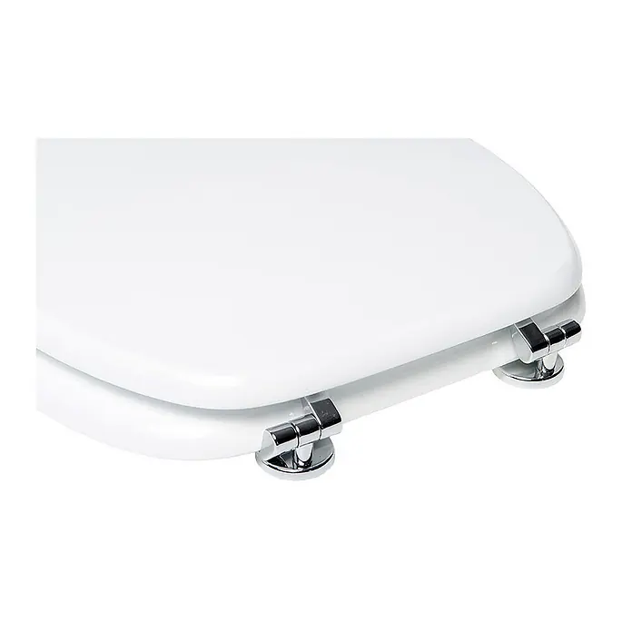SANILO WC-Sitz Weiß - MDF, Weiß, Ohne Absenkautomatik - Geschlossener weißer Toilettensitz mit sichtbaren Chromscharnieren.