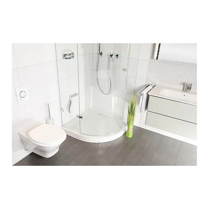 SANILO WC-Sitz Weiß - MDF, Weiß, Ohne Absenkautomatik - Modernes Badezimmer mit wandhängendem WC, Glas-Eckdusche und hellgrauem Waschtisch mit Waschbecken.