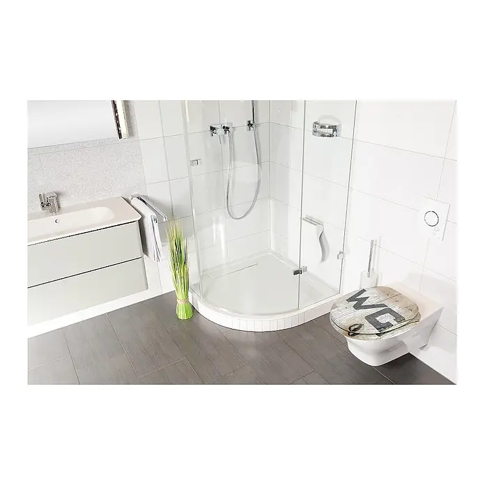 SANILO WC-Sitz Old Style - MDF, Braun, Ohne Absenkautomatik - WC-Sitz in Holzoptik mit "WC"-Schriftzug, montiert auf einer weißen Toilette in einem modernen Badezimmer.