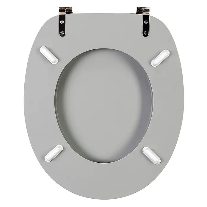 SANILO WC-Sitz Manhattan Grau - MDF, Grau, Ohne Absenkautomatik - Graue Toilettensitzunterseite mit Metallscharnieren und vier weißen Schutzpuffern.