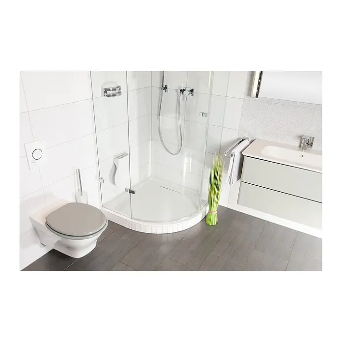 SANILO WC-Sitz Manhattan Grau - MDF, Grau, Ohne Absenkautomatik - Modernes Badezimmer mit wandhängendem WC mit grauem Sitz, Eckduschkabine und hellgrauem Waschtisch mit Waschbecken.