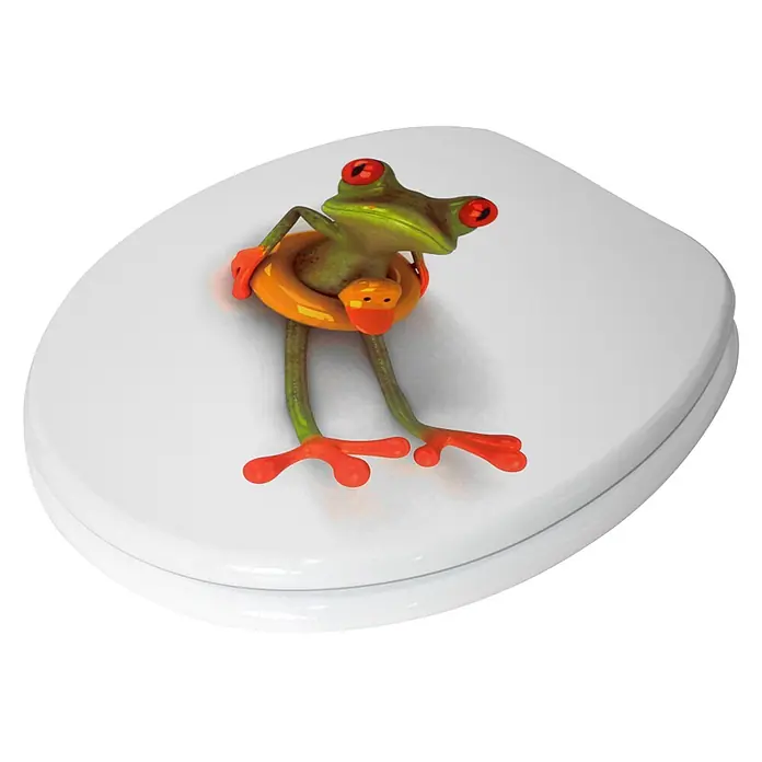 SANILO WC-Sitz Froggy - MDF, Grün, Ohne Absenkautomatik - Lustiger Frosch mit orangefarbenem Schwimmring und Entenkopf auf weißem Toilettensitz.
