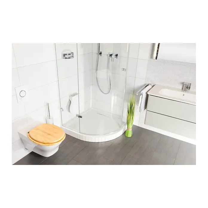 SANILO WC-Sitz Bambus - Holz, Braun, Ohne Absenkautomatik - Modernes Bad mit WC mit Holzsitz, Glasdusche und hellgrauem Waschtisch mit Waschbecken.