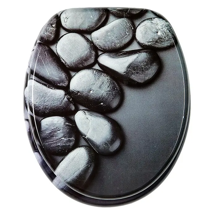 SANILO WC-Sitz Hot Stones mit Absenkautomatik - MDF, Schwarz, Mit Absenkautomatik - Toilettensitz mit glänzender Oberfläche und einem Design aus glatten schwarzen und grauen Kieselsteinen.