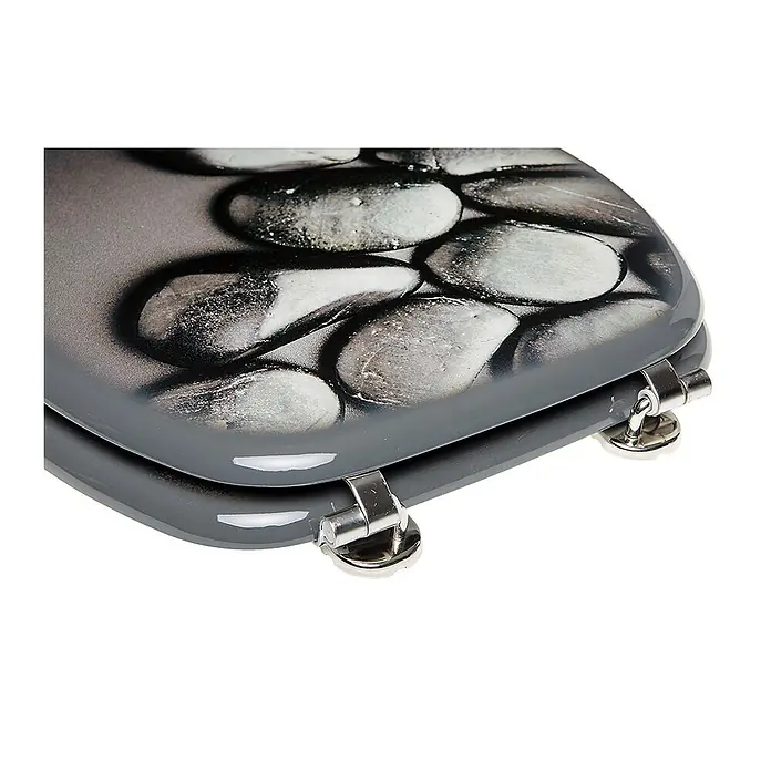 SANILO WC-Sitz Hot Stones - MDF, Grau, Ohne Absenkautomatik - Grauer Toilettensitz mit glänzender Oberfläche und schwarz-weißem Kieselsteinmuster, mit silbernen Metallscharnieren.