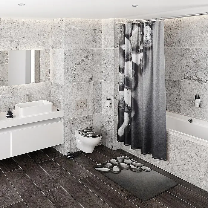SANILO WC-Sitz Hot Stones mit Absenkautomatik - MDF, Schwarz, Mit Absenkautomatik - Schwarz-weißer Duschvorhang und passende Badematte mit Kieselstein-Design in einem modernen Bad.