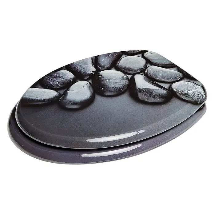 SANILO WC-Sitz Hot Stones - MDF, Grau, Ohne Absenkautomatik - Toilettensitz mit Deckel, der ein schwarzes Steinmotiv auf dunkelgrauem Hintergrund zeigt.
