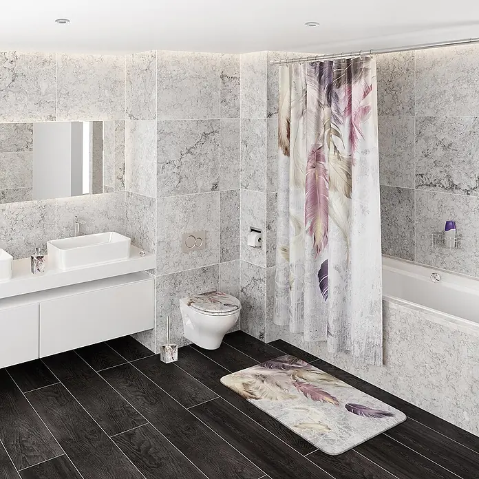 SANILO WC-Sitz Federn - MDF, Lila, Ohne Absenkautomatik - Duschvorhang- und Badematten-Set mit Feder-Muster in einem modernen Badezimmer, mit passendem WC-Deckel und Accessoires.