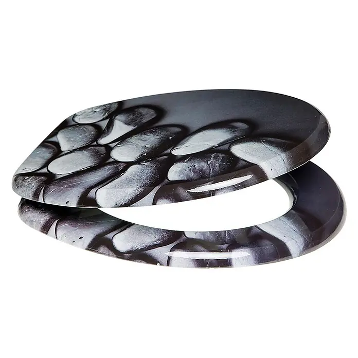 SANILO WC-Sitz Hot Stones - MDF, Grau, Ohne Absenkautomatik - Dekorativer Toilettensitz mit glänzender Oberfläche und schwarzem und grauem Kieselsteindesign.