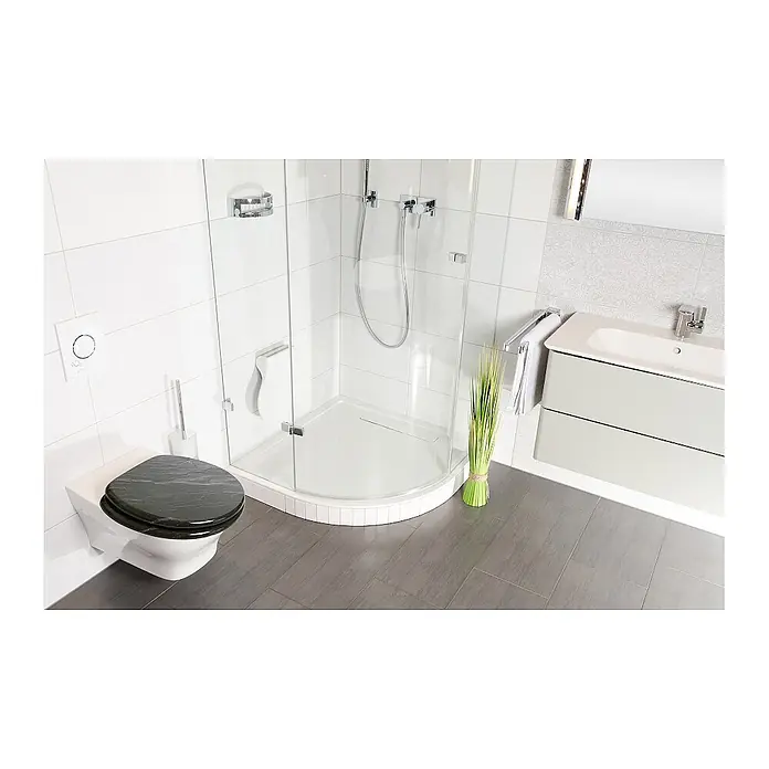 SANILO WC-Sitz Granit - MDF, Schwarz, Ohne Absenkautomatik - Modernes Badezimmer mit wandhängendem WC mit dunklem Marmorsitz, Glasduschkabine und hellgrauem Waschtischunterschrank.