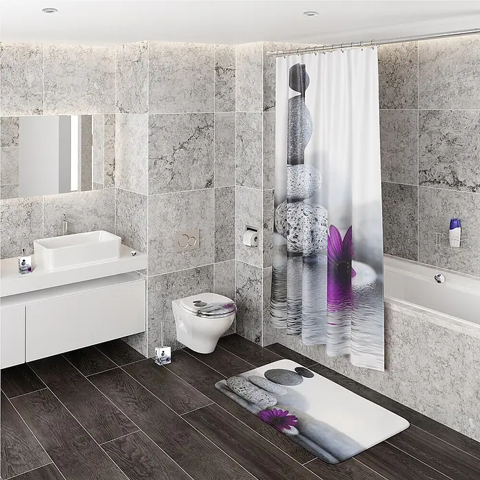 SANILO WC-Sitz Energy Stones - MDF, Violett, Ohne Absenkautomatik - Badezimmer-Accessoires-Set mit gestapelten grauen Steinen und einem violetten Blumenmotiv.