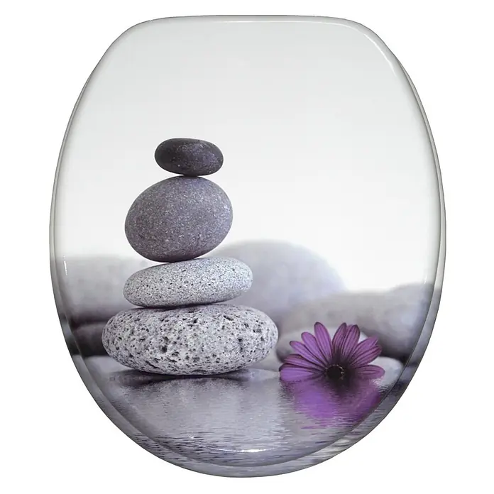 SANILO WC-Sitz Energy Stones - MDF, Violett, Ohne Absenkautomatik - Weißer Toilettensitz mit einem ruhigen Design aus gestapelten grauen Zen-Steinen, einer lila Blume und Wasserspiegelungen.