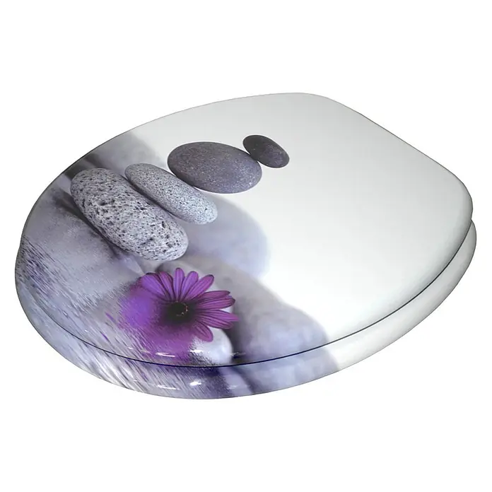SANILO WC-Sitz Energy Stones - MDF, Violett, Ohne Absenkautomatik - Weißer WC-Sitz mit Aufdruck von grauen Steinen und violetter Blume.