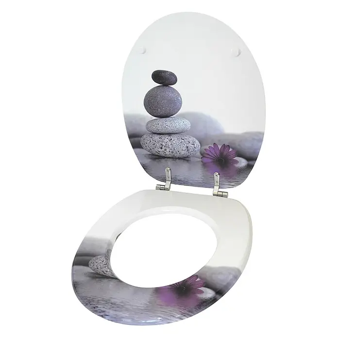 SANILO WC-Sitz Energy Stones - MDF, Violett, Ohne Absenkautomatik - Weißer WC-Sitz mit Zen-Stein-Turm und lila Blume auf Wassermotiv.