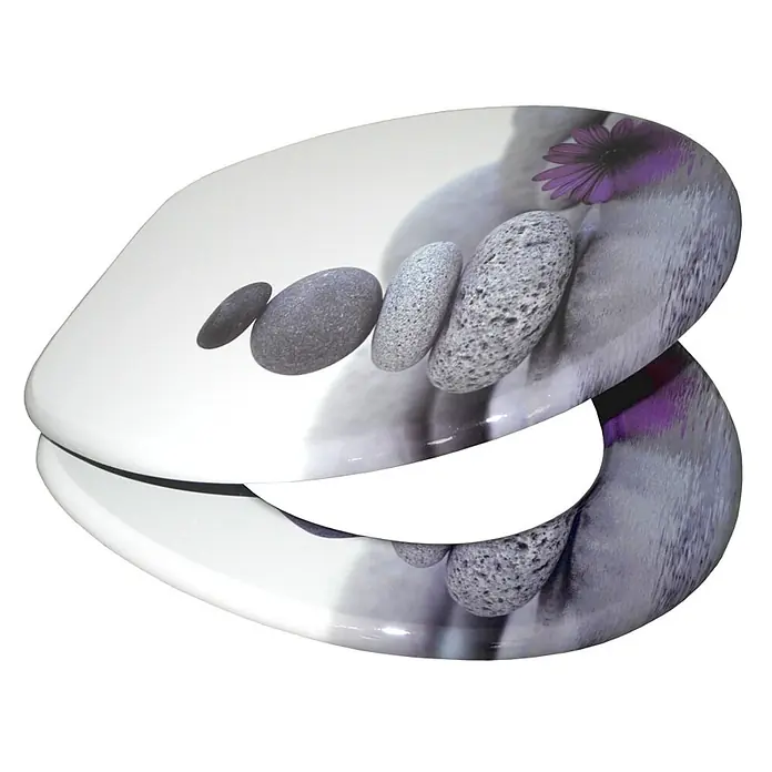 SANILO WC-Sitz Energy Stones - MDF, Violett, Ohne Absenkautomatik - Weißer Toilettensitz mit einem ruhigen Design aus gestapelten grauen Kieselsteinen und einer lila Blume, teilweise geöffnet.