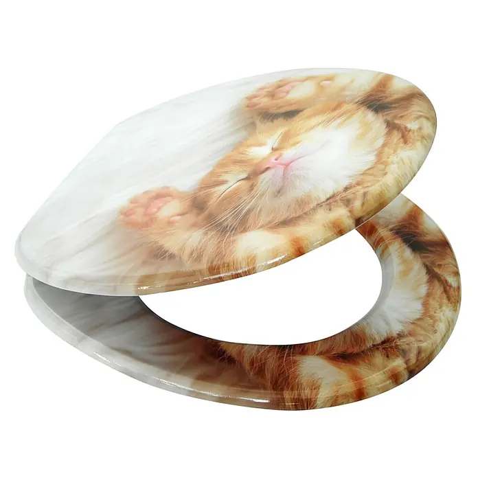 SANILO WC-Sitz Lilly - MDF, Braun, Ohne Absenkautomatik - Toilettensitz und -deckel mit glänzender Oberfläche, bedruckt mit einer schlafenden roten Katze auf weißem Fell.